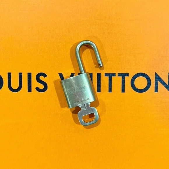 Louis Vuitton Lock/Key Set🌟🌟INCLUDES GOLD LINK CHAIN FOR $125 BUY NOW PRICE - Picture 5 of 8